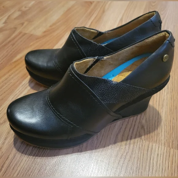 MOZO Divine Platform Wedge Black Leather Pump, 9.5 - Picture 2 of 8